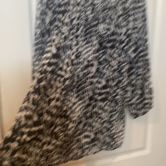 Animal print too like new 100% polyester sz large - Picture 3 of 5